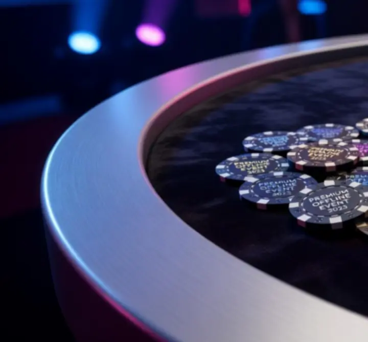 Détail de matériel de poker premium avec jetons et cartes personnalisées