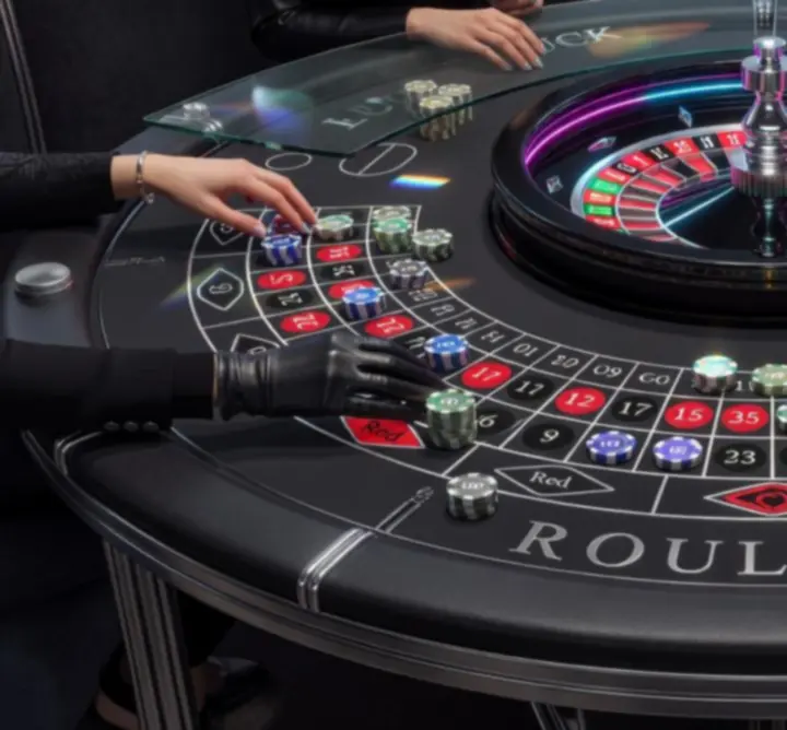 Table de roulette haut de gamme lors d'un événement, détaillée et éclairée par des néons.